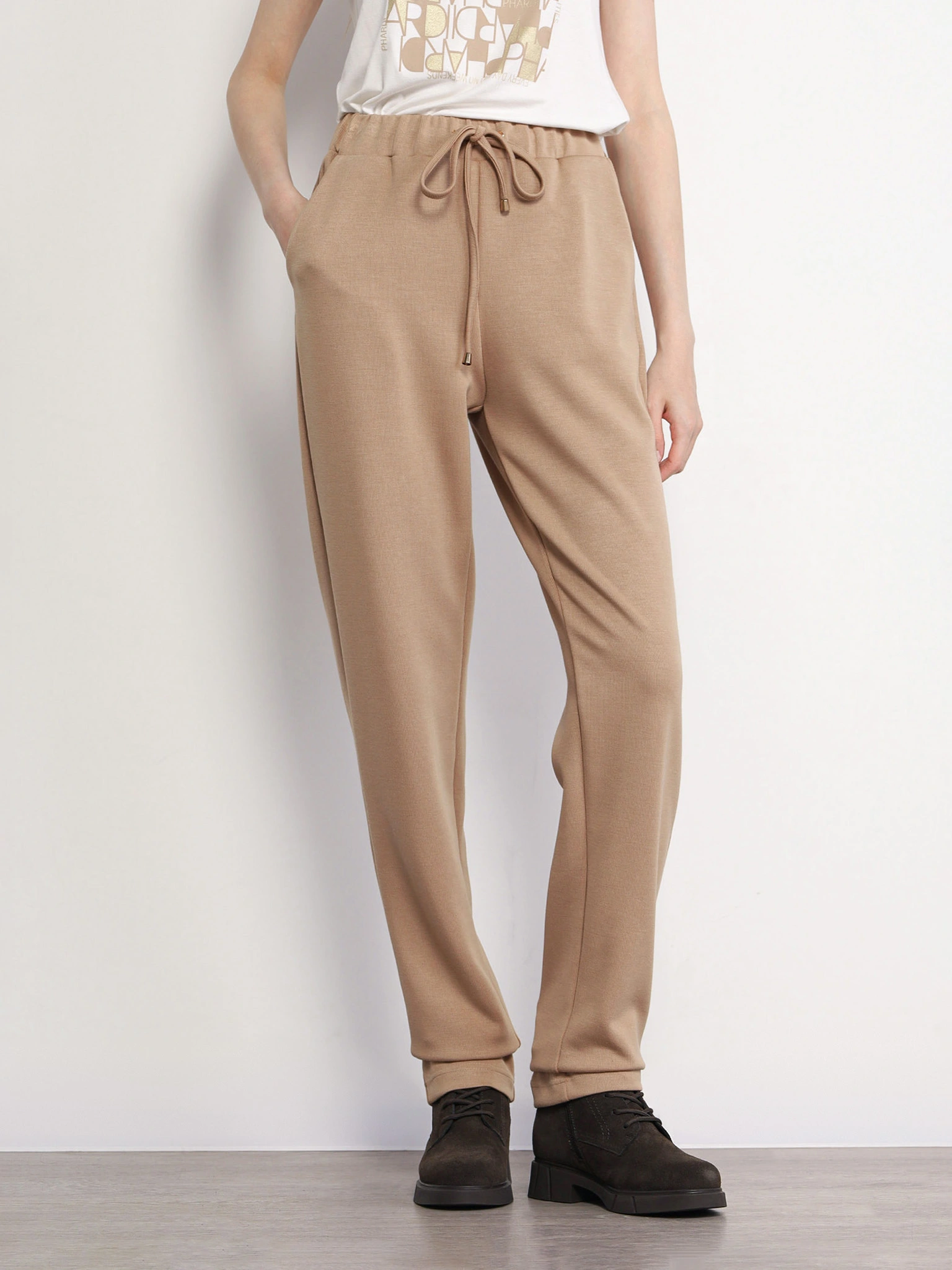 Брюки трикотажные бежевого цвета с эластичным поясом